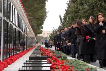 Azerbaycan, 20 Ocak 1990'daki Sovyet müdahalesinin kurbanlarını andı