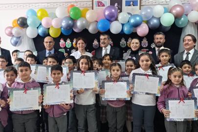 Bakan Tekin Ağrı'da öğrencilerin karne heyecanına ortak oldu