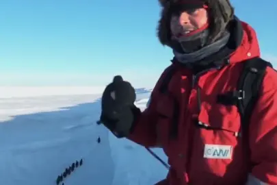 belgesel ekibi, müdahale etmeme kuralını ihlal ederek mahsur kalan penguenleri kurtardı