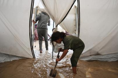 BM: 'Gazze'de bir çocuk sel sularının bastığı çadırda boğularak öldü'