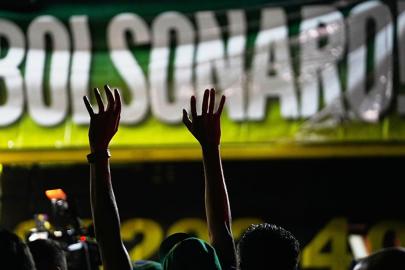 Brezilya'da yıldırım Bolsonaro destekçilerini çarptı: O anlar kamerada