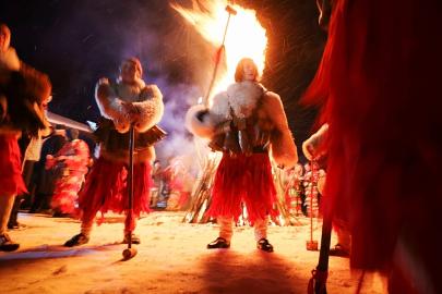 Bulgaristan'da Kukeri dansçıları antik kış ritüellerini canlandırıyor