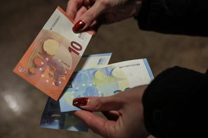 Bulgarlar euroya uyum sağlıyor: Bankalar ve mağazalarda geçiş sorunsuz