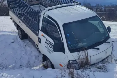 Buzlanma kazaya yol açtı! Kamyonet tarlaya uçtu, 1 yaralı