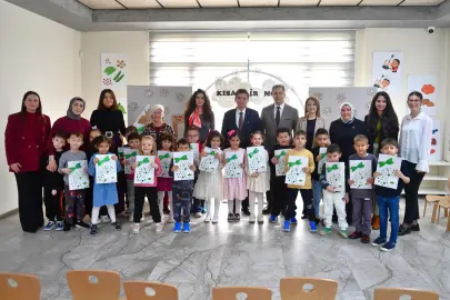 Çocukların karnelerini Başkan Erkan Aydın verdi