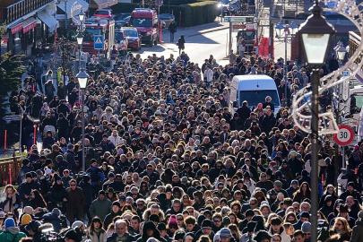 Crans-Montana: Yüzlerce kişi yangında ölenler anısına yürüdü