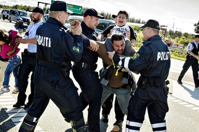 Danimarka, ciddi suçlardan en az bir yıl hapis yatan göçmenleri sınır dışı edecek