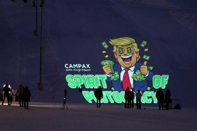 Davos'ta aktivistler Trump'ın hicivli görüntüsünü yansıttı