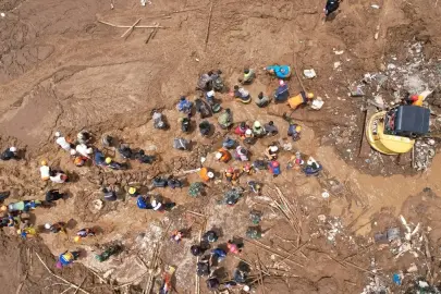Endonezya'da heyelan: Ölü sayısının artmasından endişe ediliyor