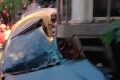 Endonezya'da tren ile minibüs çarpıştı: 7 ölü