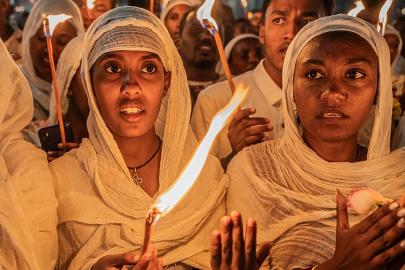 Etiyopyalı Ortodokslar Noel arifesinde mum ışıklarıyla ayine katıldı