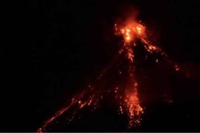 Filipinler'deki Mayon Yanardağı'nda 100 metrelik lav fışkırması gözlemlendi