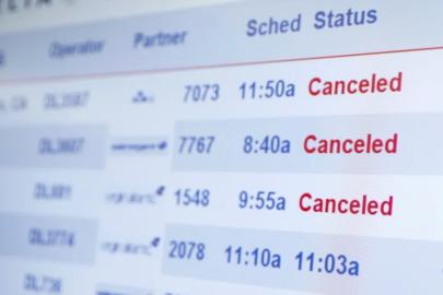 Frankfurt Havalimanı’nda zorlu kış şartları nedeniyle uçuşlarda iptal ve gecikme yaşanıyor