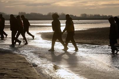 Fransa, göçmen karşıtı 2 İngiliz aktivisti gözaltına aldı