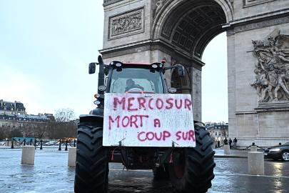 Fransız çiftçiler Paris'te traktörlerle AB-Mercosur anlaşmasını protesto etti