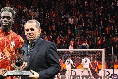 Galatasaray taraftarından Dursun Özbek tepkisi: Bayo attı, 'yönetim istifa' sesleri yükseldi