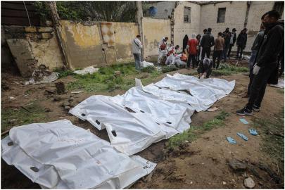 Gazze’de geçici mezarlıklardan çıkarılan yaklaşık 50 şehit, resmi mezarlıklara defnediliyor