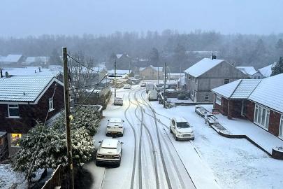 Goretti Fırtınası: Şiddetli rüzgar ve kar Birleşik Krallık'ı vurdu, binlerce kişi elektriksiz kaldı