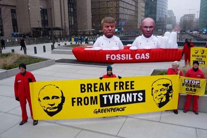 Greenpeace, Brüksel'de Trump ve Putin maketleriyle AB'ye çağrı: fosil yakıt bağımlılığına son