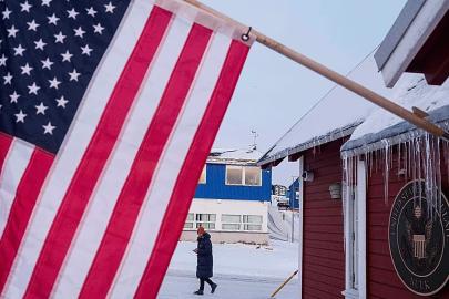 Grönland'da ABD bayrağını göndere çeken Alman komedyene para cezası