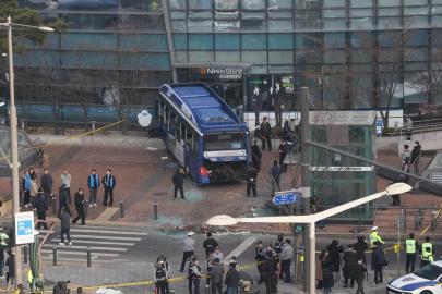 Güney Kore'de otobüs banka binasına çarptı: 13 yaralı