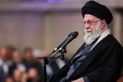 Hamaney: ABD Başkanı’nı memnun etmek için ülkenin kamu mallarını tahrip ettiler