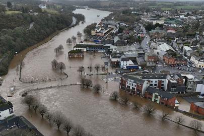 Her şey yerle bir: İrlanda kasabaları Chandra Fırtınası selinin ardından temizliğe başladı