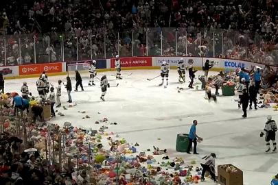 Hershey Bears'in peluş ayı yağmurunda 81 bin 796 oyuncak yerel hayır kurumları için toplandı