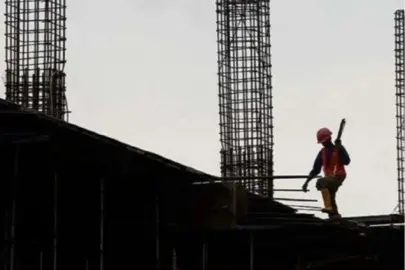 İnşaat üretimi yıllık artarken, aylık bazda sınırlı düşüş kaydetti