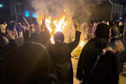 İnternet geri gelince İran'daki protesto videoları yayılıyor