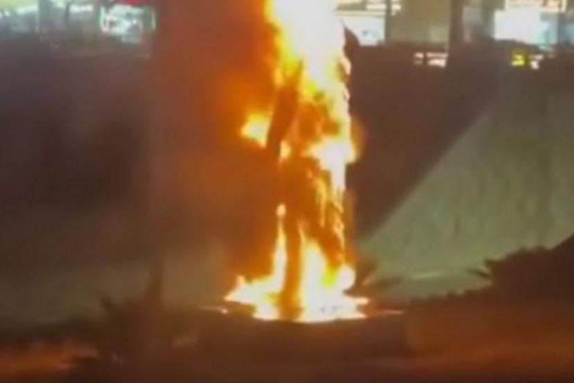 İran'da protestocular, Kasım Süleymani'nin heykelini yaktı