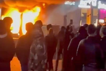 İran'da protestolar sürerken: Görüntülerde devlet binaları yanıyor