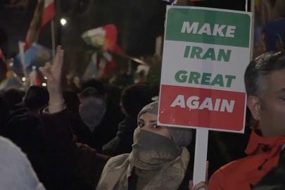 İran'daki huzursuzluk sürerken Londra'da İran Büyükelçiliği önünde protesto