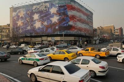İran’dan ABD’ye reklam panosuyla uyarı: Vurulmuş, kanlı uçak gemisi görseli asıldı