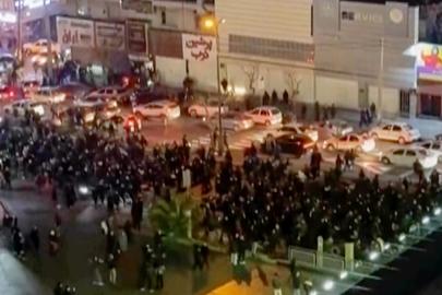 İranlılar gece boyunca süren protestoların ardından: 'Diktatöre ölüm' sloganını attı