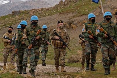 İşgal tankları, Güney Lübnan'daki BM barış güçlerini hedef aldı