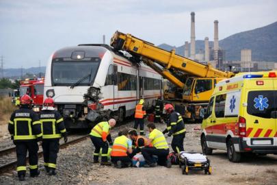 İspanya'da demiryolu hattına giren trenle bir vinç çarpıştı: Çok sayıda yaralı
