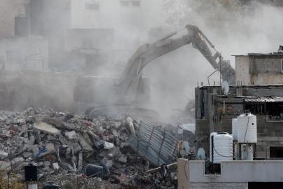 İsrail Gazze’de hava saldırıları ve topçu atışlarıyla düzenledi