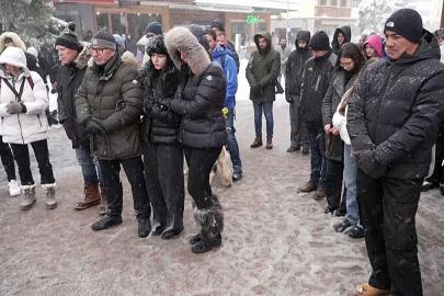 İsviçre’de hayat bir dakika durdu: Crans-Montana faciası anıldı