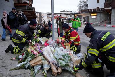 İtfaiyeciler İsviçre'deki kayak merkezindeki yangında ölenleri andı