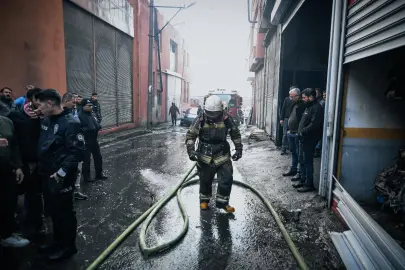 İzmir Buca’da depo yangını kısa sürede söndürüldü