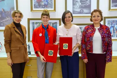 İzmir Karabağlar’da gençlere ve çocuklara 4 yıllık eğitim desteği
