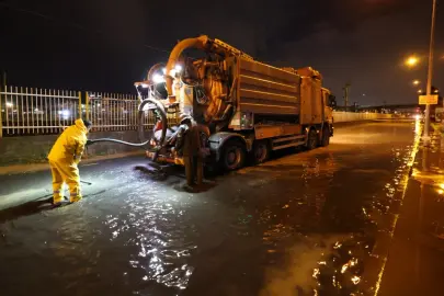 İzmir’de sağanak seferberliği... Büyükşehir tüm birimleriyle sahadaydı