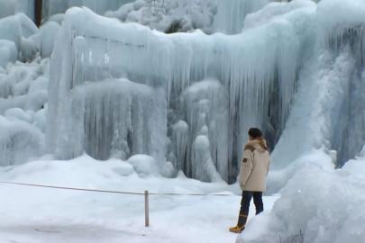 Japonya'da her kış buz ormanına dönüşen dağ pansiyonu ziyaretçileri büyülüyor