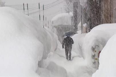 Japonya'nın bazı bölgelerinde rekor kar yağışı kaosa yol açtı