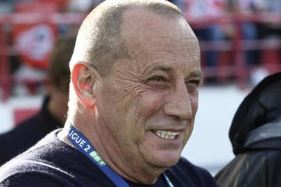 Korsika bağımsızlık hareketinin sembol ismi annesinin cenazesinde öldürüldü