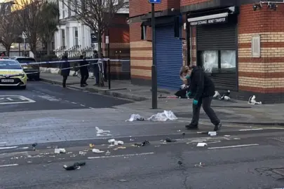 Londra'da soyulan kuyumcudan geriye sokaklardaki altınlar kaldı