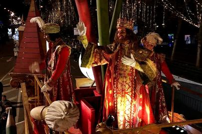 Madrid'de 2026 Üç Kral geçidini binlerce kişi kutladı