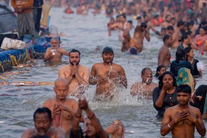Magh Mela: Binlerce hindu hacı Sangam'da kutsal suya girdi