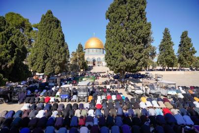 Mescid-i Aksa'da 60 bin kişi Cuma namazı kıldı